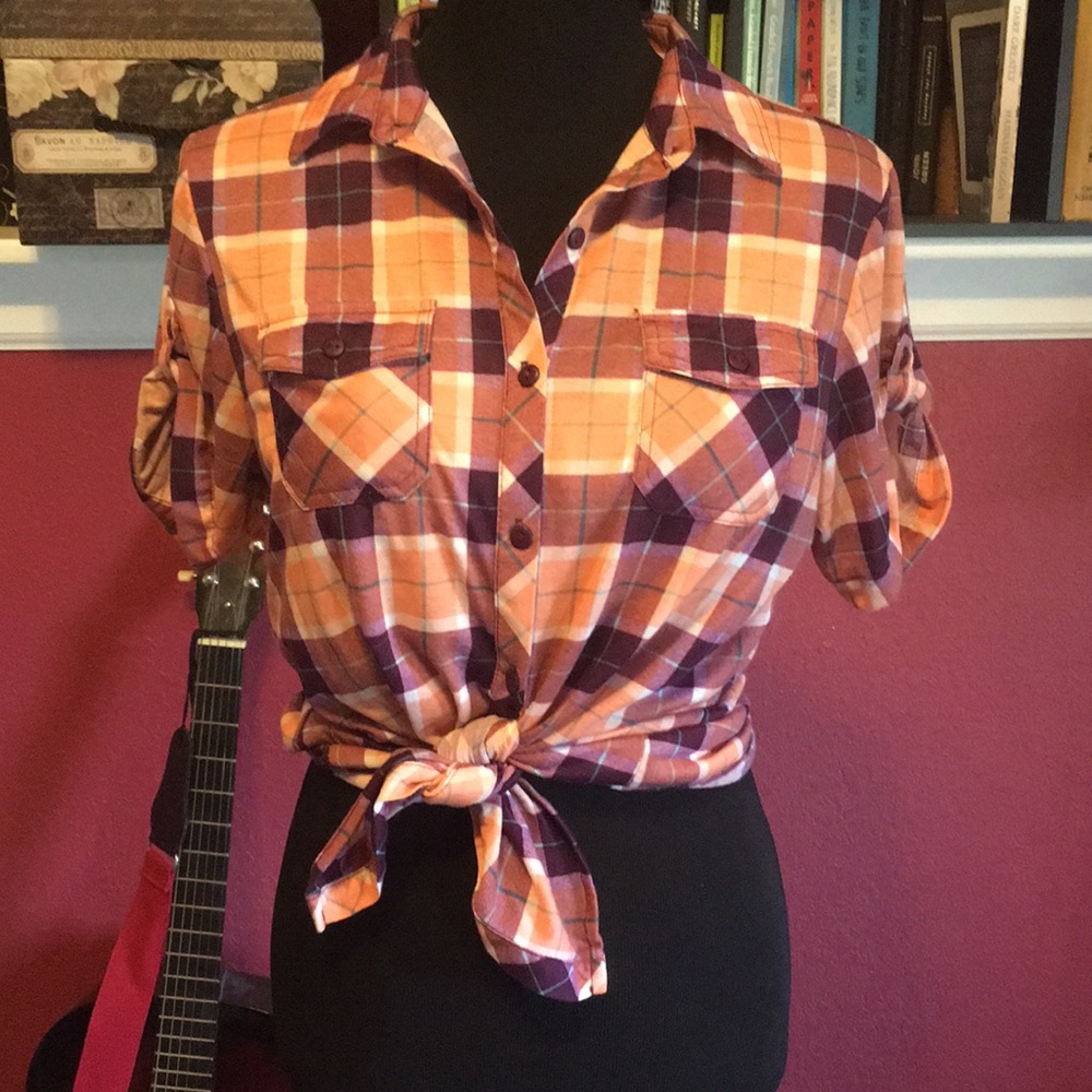 Short sleeve plaid button up